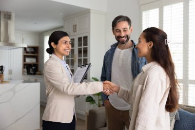 Mutlu evli çift, emlak komisyoncusu kadınla el sıkışıyor. Mülk satın almak için başarılı bir anlaşma yapıyor. Ev kredisi alıyor, kira sözleşmesini onaylıyor.