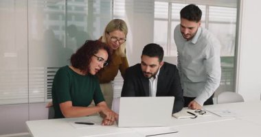 Ekip iş yerinde bilgisayarı işbirliği için kullanıyor. Şirketin online ürün tanıtım videosunu izleyen binlerce yıllık iş arkadaşları, internet içeriğini tartışıyorlar.