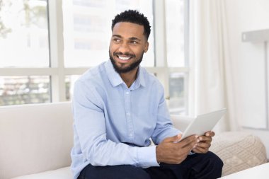 Yakışıklı milenyum adamı kanepesinde dijital tabletle oturur, internete göz atar, bilgi arar, sosyal medyada sohbet eder, pazar yeri e-ticaret uygulamaları üzerinden alışveriş yapar, çevrimiçi oyunlar oynar.