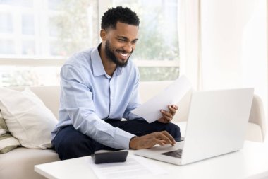 Mutlu Afrikalı adam bütçeyi planlarken, kişisel finansman yönetirken, faturaları öderken veya aylık kredi öderken, yeterli paraya, iyi gelirlere ve tasarruflara sahip olurken tatmin oluyor. Finansal başarı, ekonomi