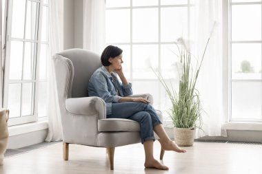 Ağır düşüncelere daldım. Uzun menzilli, düşünceli, üzgün, olgun kadın emekli koltukta dinleniyor. Boşanma krizinden, sağlık sorunlarından, kronik menopoz semptomlarından dolayı sorunlu mesafelere bakıyor.