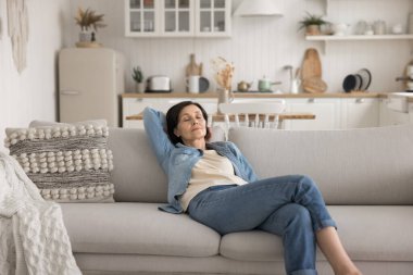 Huzur içinde yat. Huzurlu, yaşlı ev sahibi kadın rahat bir şekilde rahat bir koltuğa yaslanıyor. Rahat bir uyku çek. Gözlerin kapalı, rahatla.