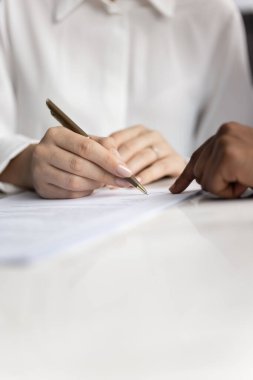 Lütfen şurayı imzalayın. Kadın yönetici danışmanı şov kadını iş ortağı müşteri müşteri elinde kalemle nereye imza atacağını belirler. Satın alma anlaşması kapanış konsepti onaylanıyor