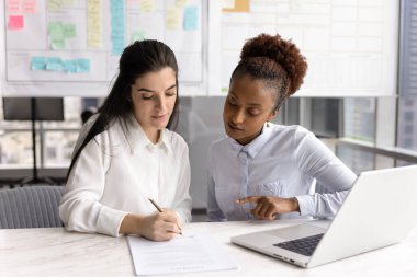 Üretken ofis toplantısı. Genç iş kadını banka müdürü emlakçı emlakçı kadın müşteri sözleşmeyle emlak satın almak için yardım imzalıyor kredi ipoteği almak için