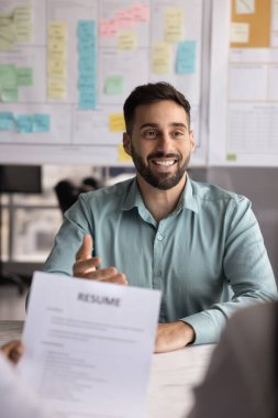 Kendini tanıtma. Kendine güvenen genç bir erkek iş arayan insan kaynakları yöneticileriyle röportaj yapıyor. Kariyer hedeflerini paylaşıyor. Mesleki deneyimlerle ilgili soruları cevaplıyor.