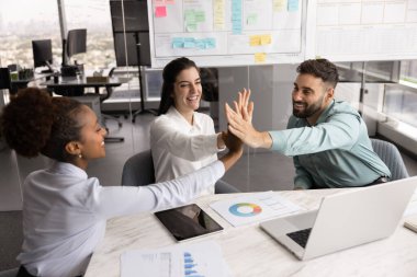 Başarılı bir takım çalışması. Coşkulu çoklu etnik çeşitlilikteki iş adamları planlama departmanı zaferi kutluyor. Çak bir beşlik kurumsal amaca ulaşarak birlikte harika bir proje bitiriyorlar.