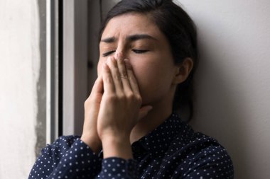Korkmuş ve çaresiz. Hüsrana uğramış, endişeli, genç bayan. Gözlerinizi kapatın. Yüzünüzü avuçlarınızla kapayın. Portreyi kapat