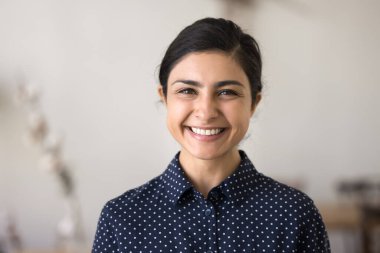 Sıradan bir profesyonel. Portre için poz veren güzel, yetişkin bir kadın görüntüsü. İş görüşmesine katılanlarla görüşüyor. Kendine güveni tam bir müşteriye danışıyor.