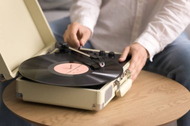 Nostalji müziği. Parçalanmış genç kadın elleri dikkatle eski moda analog pikabın plaklarını yerleştirin dinlemeye başlayın zamansız melodilerin retro seslerinin tadını çıkarın