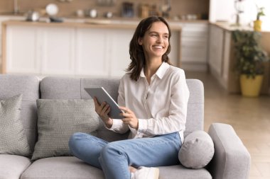 Cihazla rüya gibi bir duraklama. Rahat genç kadın kanepede uzanır gülümseyerek kenara bakar internet aramasından esinlenerek fikirler yaratır sosyal medyada kayan hoş anıları hatırlarım.