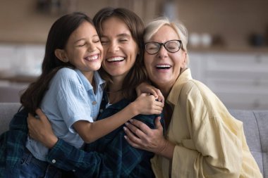 Seni çok seviyoruz. Heyecanlı bir şekilde gülen genç bir kadın sevgili kıdemli annesinden doğum günü tebriklerini alır. Sevimli küçük okul kızı. Desteği hisseder. Aile kucaklamalarında koşulsuz sevgiyi.