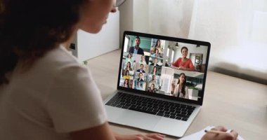 Çeşitli iş adamları, dizüstü bilgisayar ekranında bayan omzunun üzerinden gösterilen video çağrı etkinliğine katılıyor. Sanal işbirliği, uzak çalışmadaki profesyonel ağ, etkili iletişim, uygulamalar