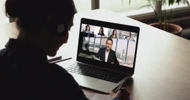 Hintli bir kadın kablosuz kulaklık takıyor. Takım üyesi konuşma yaparken notlar yazıyor. Dizüstü bilgisayarda gösteriliyor. İş dünyası, eğitim ve eğitim tarafından sanal buluşma