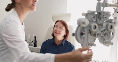 Görsel keskinliği ölçen, lens reçetesini belirleyen, göz muayenesi sırasında göz hekimliği yapan göz doktorunu kapatın. Görme testi, modern göz bakımı teknolojisi.