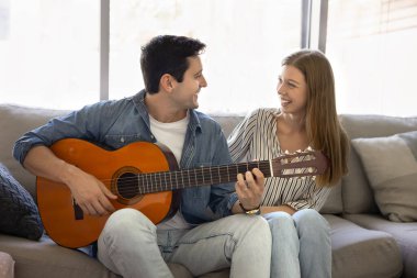 Çekici, genç ve aşık bir çift rahat bir kanepede oturuyor yakışıklı İspanyol bir adam, güzel Latin kız arkadaşı için gitar çalıyor ve evde romantik buluşmalardan keyif alıyor. Hobi, yaratıcılık, romantizm