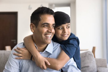 Sevgi dolu Hintli oğlu, yakışıklı, gülümseyen babasının arkasından sarılıyor. Hayalperest, mutlu bir gülümsemeyle, hayal kurarak, evde kanepede vakit geçirip, arkadaşça ilişkiler kurarak, yakınlaşarak.