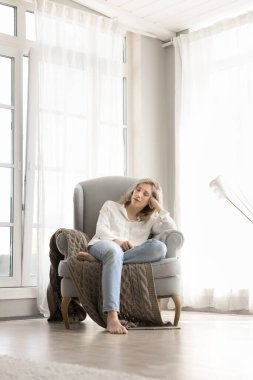 Öğleden sonra sessizce şarj oluyor. Huzurlu, huzurlu, bin yıllık güzel kadın rahat koltuğunda, büyük, parlak oturma odasında rahatla. Huzurlu bir uyku çek.