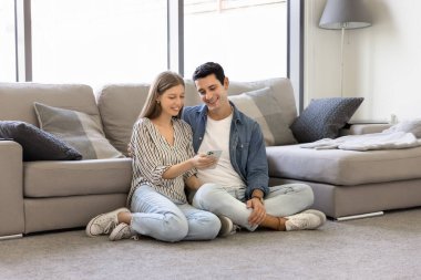 Genç 30 'lu yaşlarda çift akıllı telefon kullanıyor, arıyor ya da sipariş veriyor, mobil uygulama yoluyla online içerik veya elektronik alışveriş yapıyor, hafta sonları evde video seyrediyor. Teknik kullanım