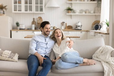 Birlikte mutluyuz. Huzurlu, neşeli çift, rahat evlerinde kanepede sarılıp eğleniyor, neşeli sohbetlerde kahkahalar atıyor, gevşemiş aile yaşamının tadını çıkarıyor şefkatle dolu karşılıklı güven sıcaklığıyla.