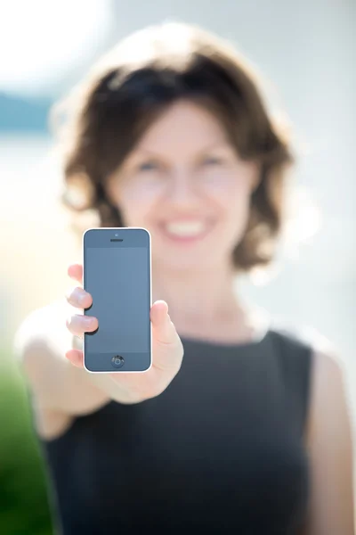 Blank phone screen in hands — Stockfoto