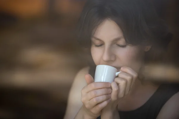 Jovem que gosta de café — Fotografia de Stock