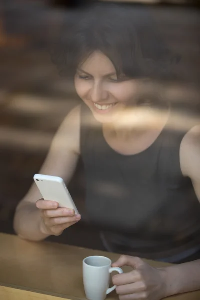 カフェでの若い女性のメッセージ — ストック写真