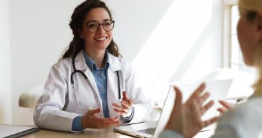 Doktor psikoterapist iki eliyle hareket ederken klinikteki hastalara panik atak tedavisi için solunum tekniklerini açıklıyor. Zihinsel ya da fiziksel hastalık tedavileri ve danışmalar