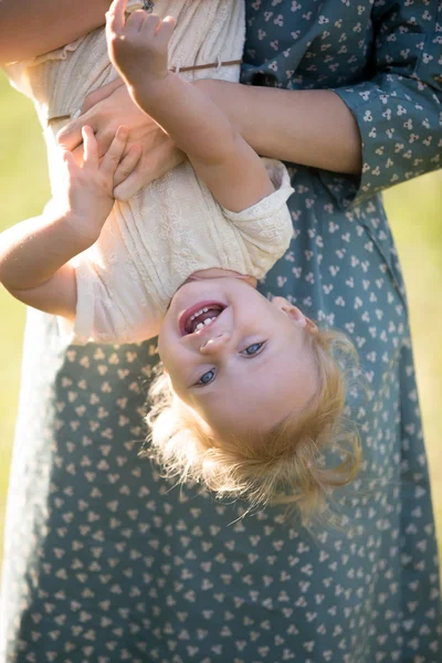 Mom playing with tot daughter — Stock Photo, Image