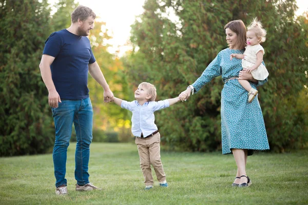 Vrolijke familie in park — Stockfoto