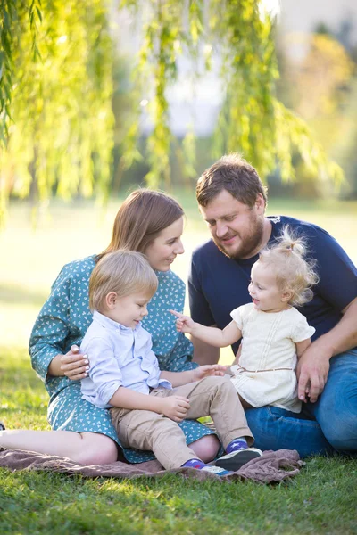 Família feliz no parque — Fotografia de Stock