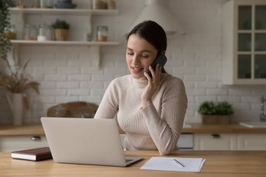 Mutfakta çalışan, cep telefonuyla konuşan, müşteriyle konuşan, dizüstü bilgisayarda online uygulama kullanan, danışmanlık yapan, yardım alan, yardım alan...