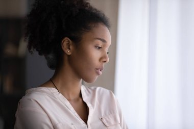 Düşünceli, hüzünlü bir milenyum kızı. Derin düşüncelere dalmış, kalp kırıklıkları üzerine kafa yoruyor. Sıkıntı, melankoli, olumsuz ruh hali, depresyon.,