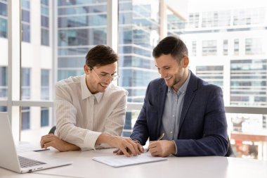 Satış müdürü şirket müşterisiyle resmi bir toplantı yapar, anlaşmayı sonuçlandırır, müzakere sürecini başarıyla sonuçlandırır, müşteri kalem tutar, sözleşme imzalar, şirket hizmetleri satın alır. Anlaşma kapanıyor