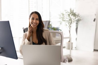 Yeni Zelandalı genç iş kadını kameraya gülümseyen bilgisayarlarla masaya oturur, iyimserlik ve mutluluk yayar, mesleki perspektiften, kariyer büyümesinden, şirketteki pozisyonundan, portreden tatmin olur.