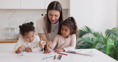 Sevgi dolu bir anne melez kızlarına mutfakta resim çizmeleri, el çırpmaları, yaratıcılığı, konsantrasyonu ve evde erken öğrenmeyi teşvik etmeleri için yardım ediyor. Hobi, pozitif çocukluk gelişimi