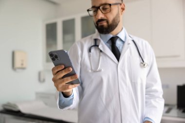 Dijital hasta bakımı. Modern cep telefonunu kendine güvenen doktor eliyle kesmiş. Teletıp uygulaması uzaktan kumandalı sağlık hizmetleri iletişimi üzerinden mesajlaşma çevrimiçi tıbbi destek kavramı