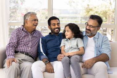 Nesiller arası Hintli erkek aile evde keyifli vakit geçirmeyi, konuşmayı, haftasonunu modern dairede koltukta birlikte geçirmeyi, gülümsemeyi, beraberliği, birlik olmayı, anlayış göstermeyi seviyorlar. Bağlar