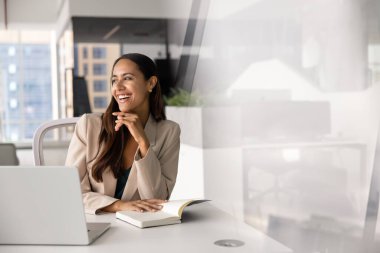 Güzel Yeni Zelandalı iş kadını, ofis çalışanı, hayal dolu, memnun bir ifadeyle mesafeye bakan, yeni fikirler ya da stratejiler düşünen, kişisel mesleki başarılardan memnun olan.