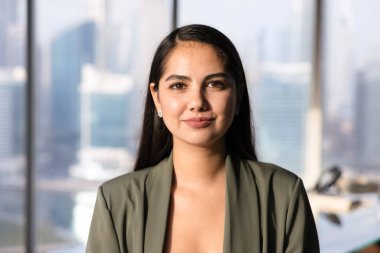 Pozitif, güzel Latin iş kadını. Ofiste poz veriyor. Arkası geniş, kameraya bakıyor. Başarılı genç bayan girişimci, CEO, yönetici portresi