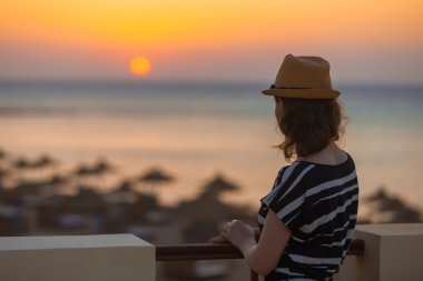 Sahilde tropik gündoğumu