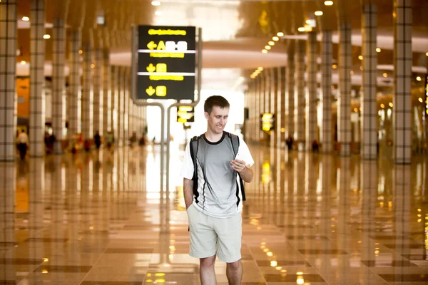 Uomo che utilizza il telefono cellulare in aeroporto — Foto Stock