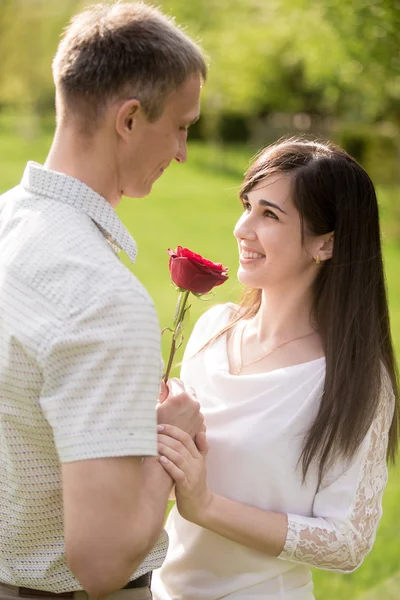 Liefhebbers op een datum — Stockfoto