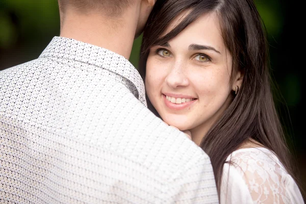 Mujer joven abrazándose con su novio — Foto de Stock