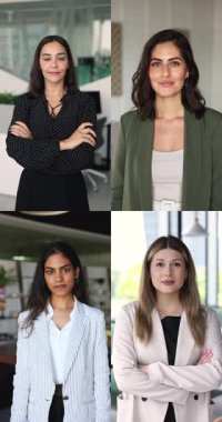 Kendine güvenen, çok ırklı iş kadınları ofiste kameraya bakıyor, kollarını kavuşturuyor, mutlu, neşeli, gülümsüyor. Kadın iş adamları, profesyoneller, CEO mozaik portresi.