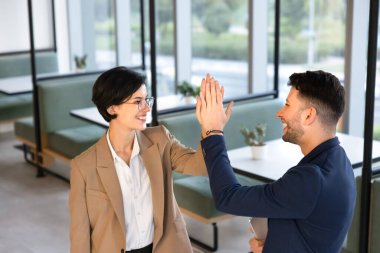 Çok ırklı meslekdaşlar, iş ortakları beşlik çakıyor, başarılı bir takım çalışması ile selamlıyor veya tebrik ediyorlar. Ortaklık, işbirliği, anlaşma ya da hedefe ulaşmak