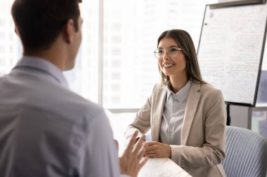 İş kadını, modern ofisteki meslektaşı veya müşterisiyle olumlu bir konuşma yapar, proje üzerinde işbirliği yapar, görüş, çözüm ya da toplantı odasında oturan fikri dinler. Takım çalışması, iş görüşmesi.