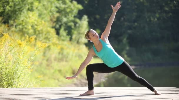 Pose de ángulo lateral extendido — Vídeo de stock