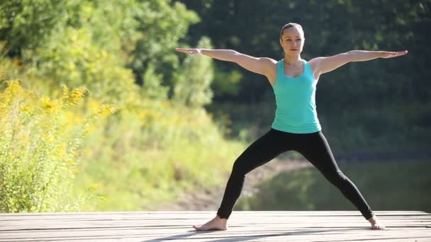 Virabhadrasana 2 poz — Stok video