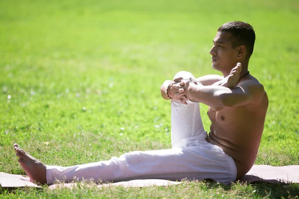 Подготовка к Eka Pada Sirshasana — стоковое фото