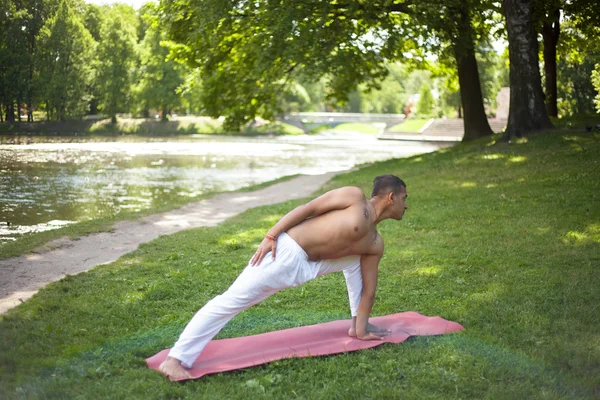 Yoga man in park — Stock Photo, Image